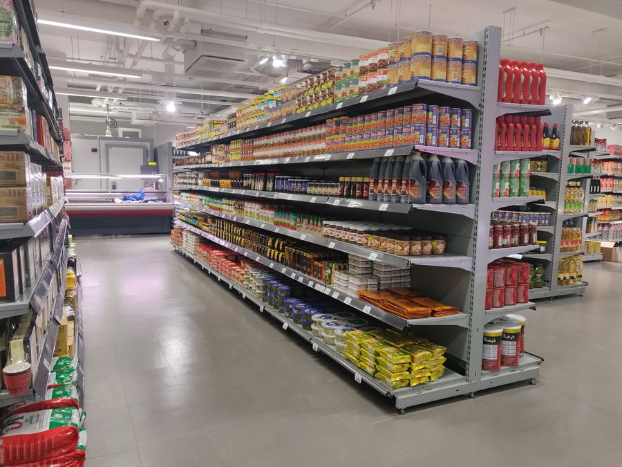 Mero Marketin myymälän käytävä täynnä kansainvälisiä elintarvikkeita